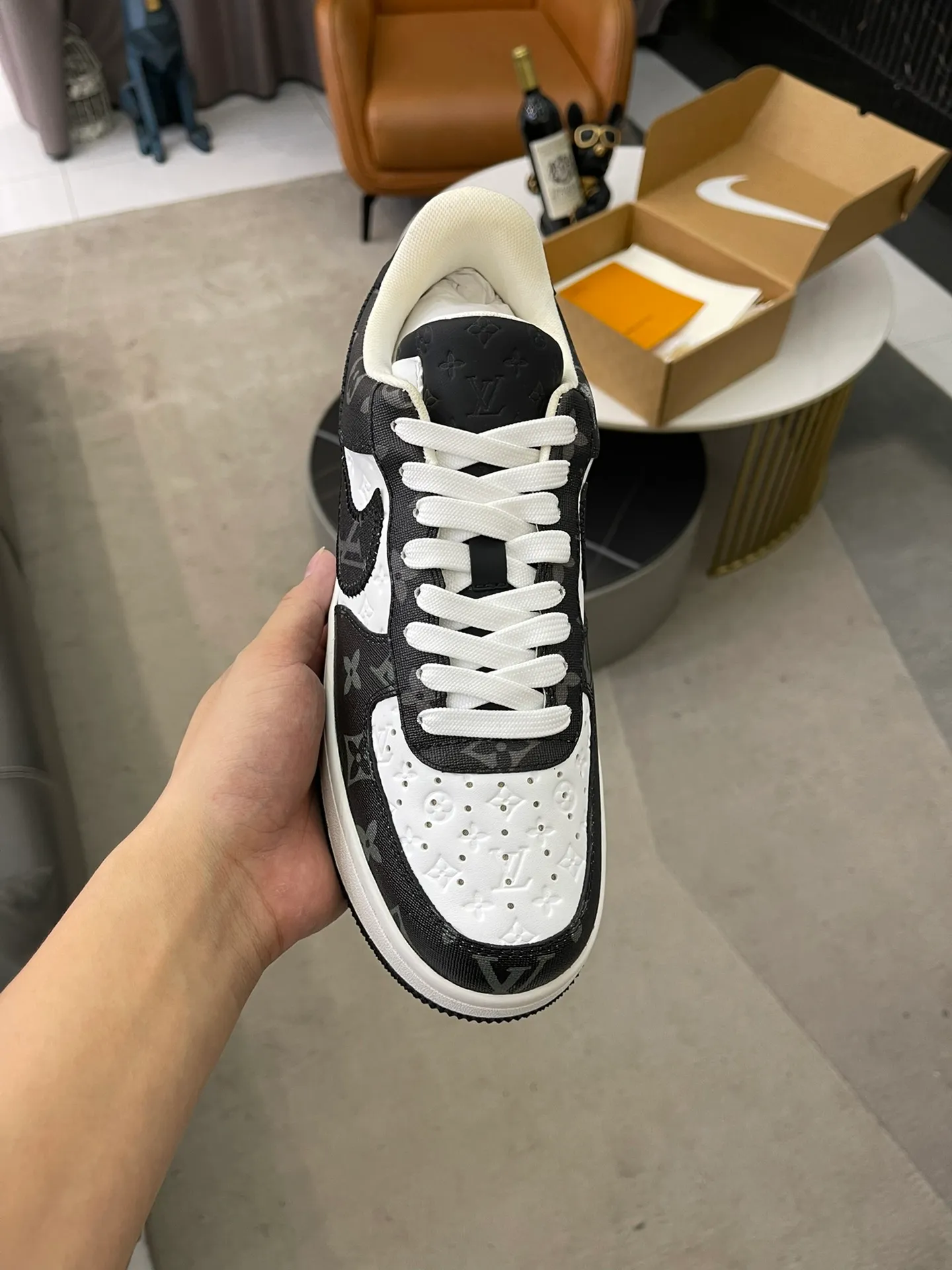 👟👟Ex-factory price 700👟👟 High version ⚠️Couple model👫Lv co-branded. Nik Air Jorda 1 Low AJ1 Jordan generation low-top classic retro culture and leisure sports basketball shoes refuse public soles and purchase raw materials synchronized with the original factory. All details restore 98% of the original flavor and are loyal to the original version. Outsole: Air cushion outsole adjusted by the original factory. Size: 35-45